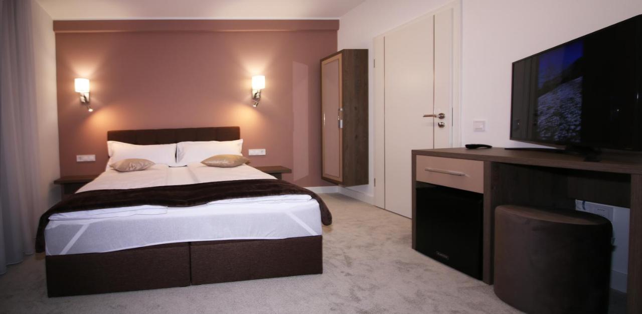 The Butterfly Hotel Sîngeorgiu de Mureş Eksteriør billede